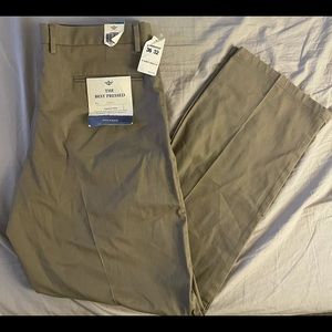 Dockers Signature Khaki Classic Fit Size 36x32 - New With Tags